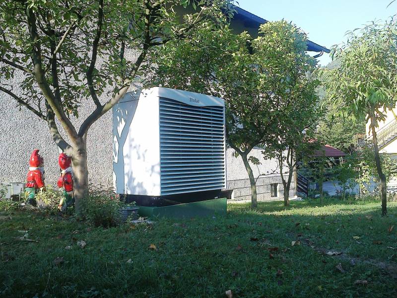 Slika prikazuje zunanjo enoto toplotne črpalke Vaillant zrak/voda 10 kW